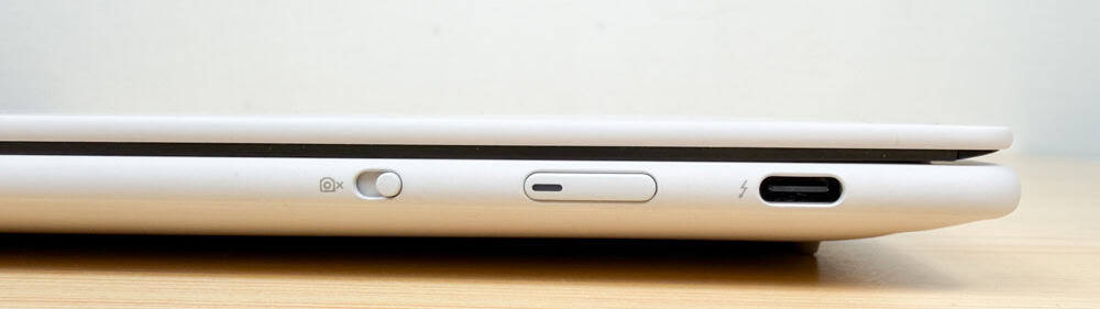 Lenovo Yoga Slim 7i Ultra Gen 11 Aura Edition(14型 Intel)の右側面インターフェイス・Thunderbolt 4が1つある