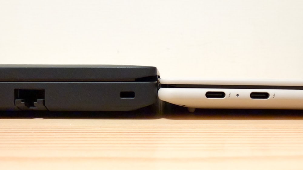 Lenovo Yoga Slim 7i Ultra Gen 11 Aura Edition(14型 Intel)とThinkPad T14 Gen 6の厚さ比較。本機の方が3分の1ほど細いのがわかる