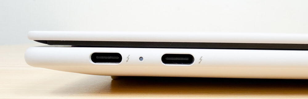 Lenovo Yoga Slim 7i Ultra Gen 11 Aura Edition(14型 Intel)の左側面インターフェイス・Thunderbolt 4が2つある