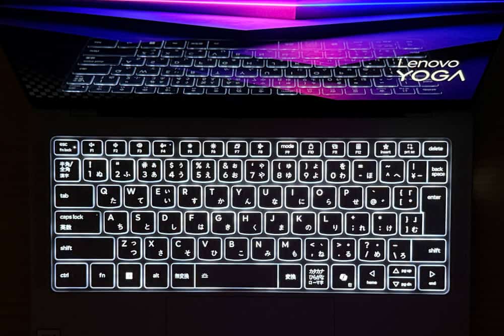 Lenovo Yoga Slim 7i Ultra Gen 11 Aura Edition(14型 Intel)のキーボードバックライトONの状態。暗闇でも明るく視認性が高い
