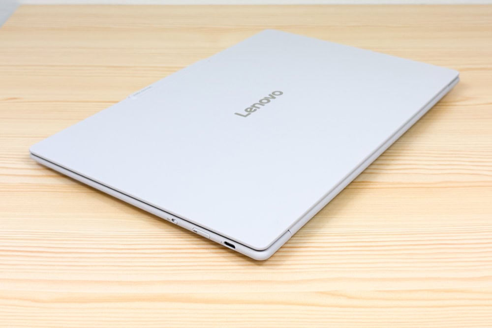 Lenovo Yoga Slim 7i Ultra Gen 11 Aura Edition(14型 Intel)　上から撮影。高い質感の筐体