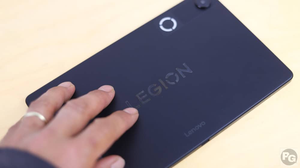 LEGION Tab (8.8”､5) の背面。マットな質感で触り心地が良い