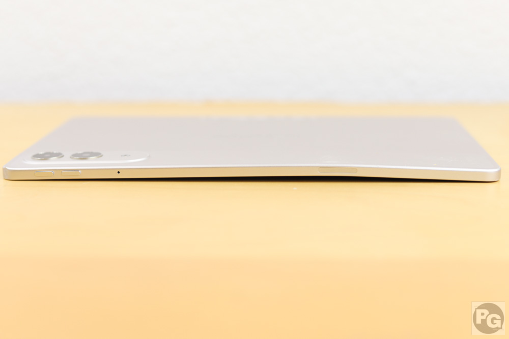 Lenovo Yoga Tabを6か月つっかたあとの筐体。筐体が曲がっているのがわかる