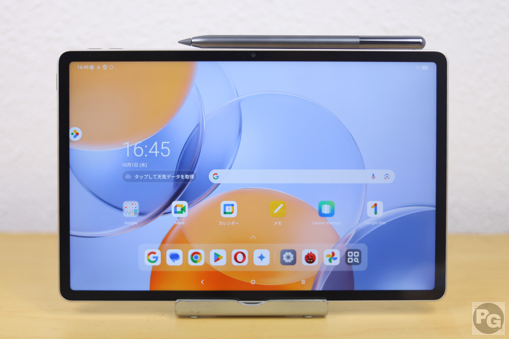Lenovo yoga tabの上にペンを載せて充電中