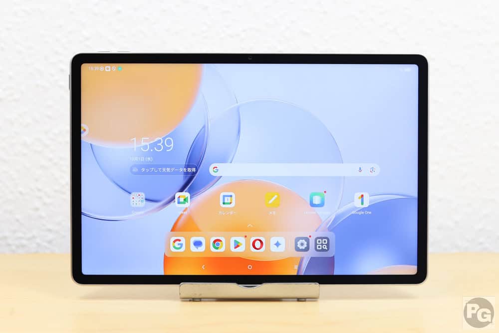 Lenovo Yoga Tab正面。鮮やかなディスプレイなど全体像が見える