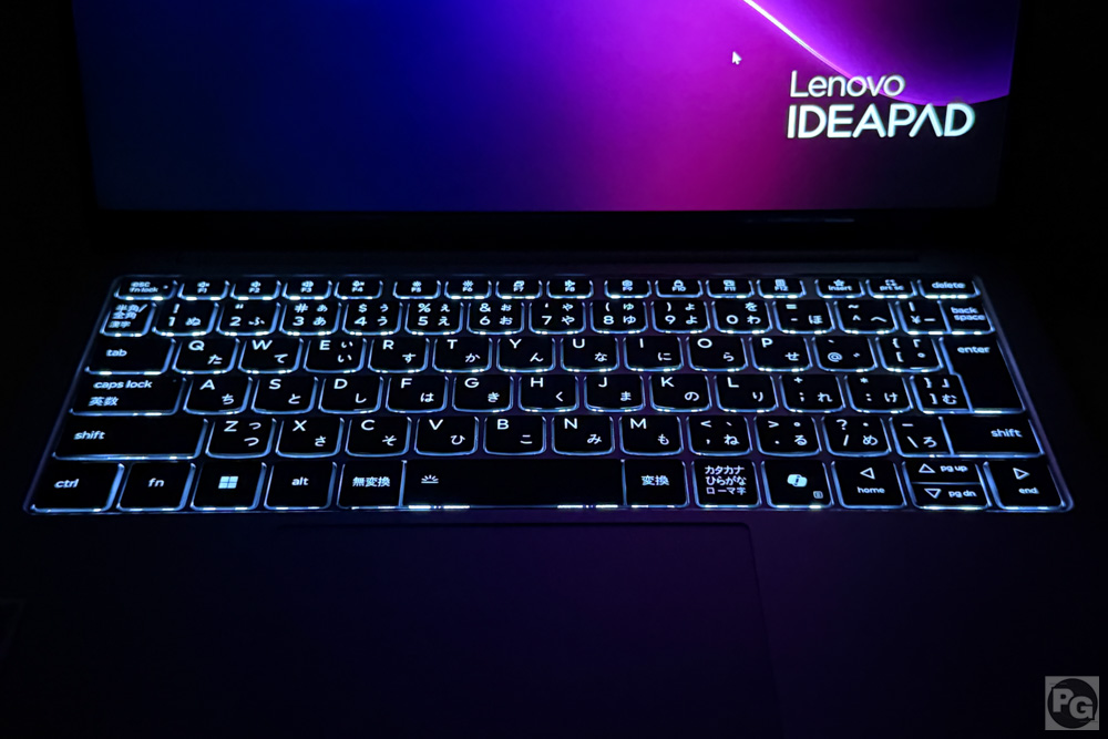 Lenovo IdeaPad Slim 5x Gen 11 (13.3型 Snapdragon)のキーボードバックライト。十分明るく視認性は高い