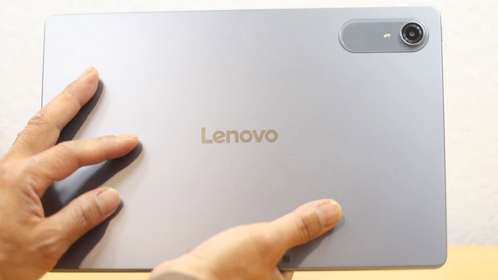 Lenovo Idea Tab Pro Gen 2の背面の触っている画像。サラサラして手触りが良い