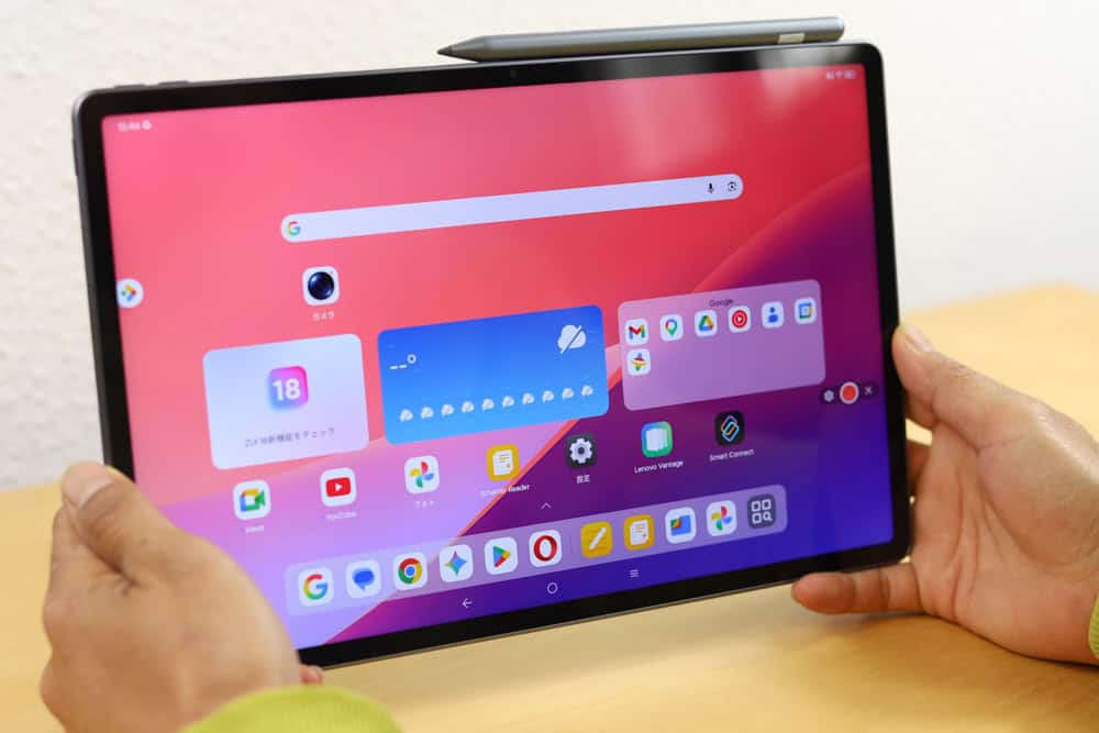Lenovo Idea Tab Pro Gen 2を両手持ちしている。ベゼルは細いが誤反応もない