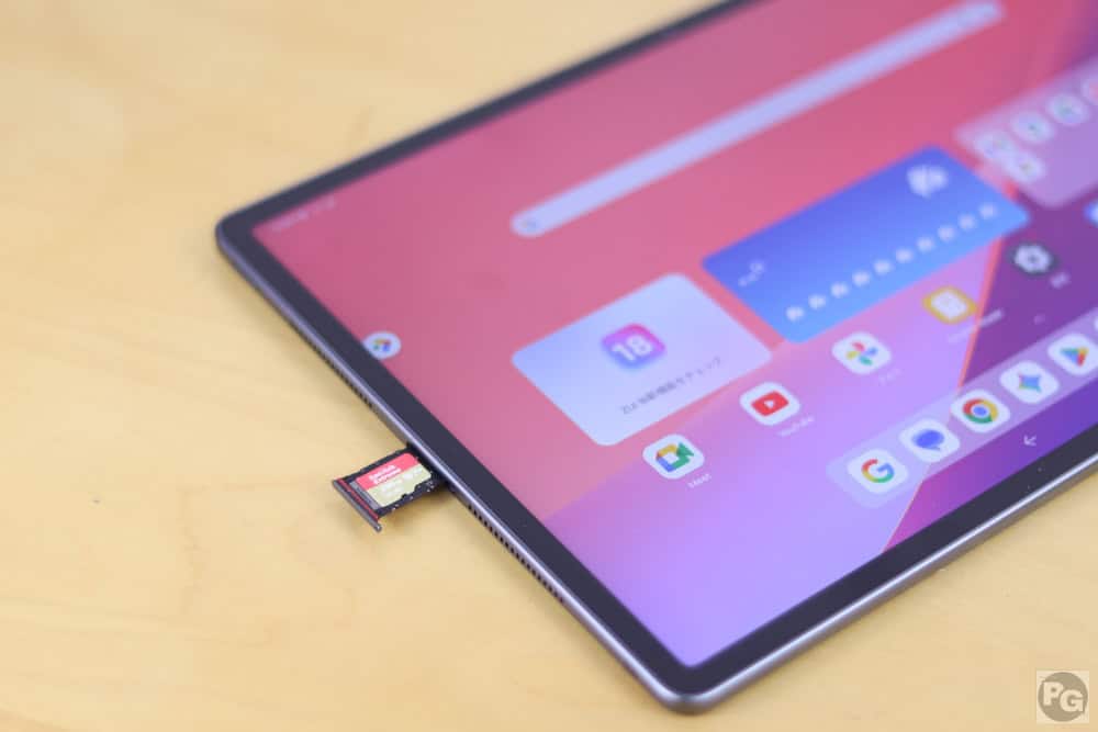 Lenovo Idea Tab Pro Gen 2　microSDカードリーダーにカードを入れている画像