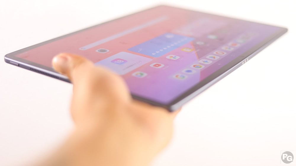 Lenovo Idea Tab Pro Gen 2を片手で持っている。とても薄い筐体と言うのがわかる