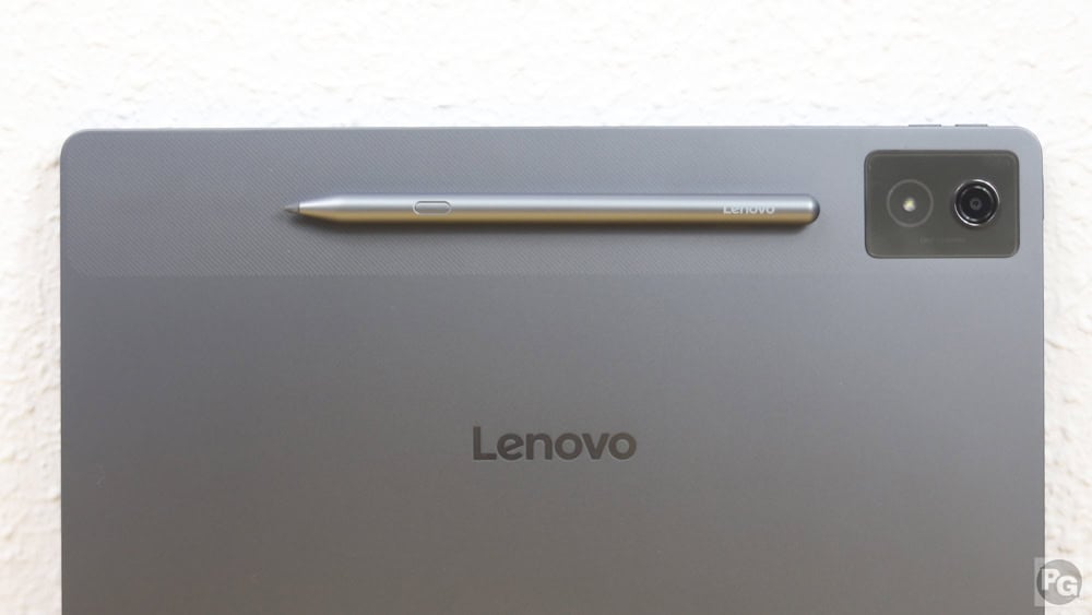 Lenovo Idea Tab Proの背面にペンをくっつけることができる