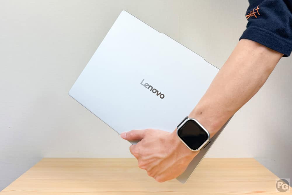 Lenovo IdeaPad Slim 5x Gen 11 (13.3型 Snapdragon)　片手で持って移動している様子