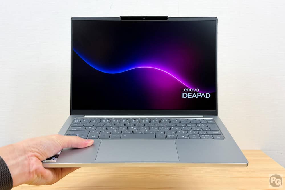 Lenovo IdeaPad Slim 5x Gen 11 (13.3型 Snapdragon)　片手で持てる軽さ