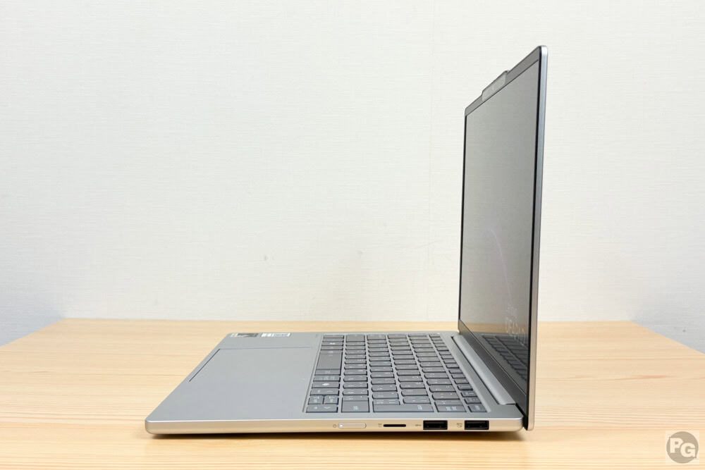 Lenovo IdeaPad Slim 5x Gen 11 (13.3型 Snapdragon)　筐体が手前に行くにつれて細くならず、フラットなのがわかる