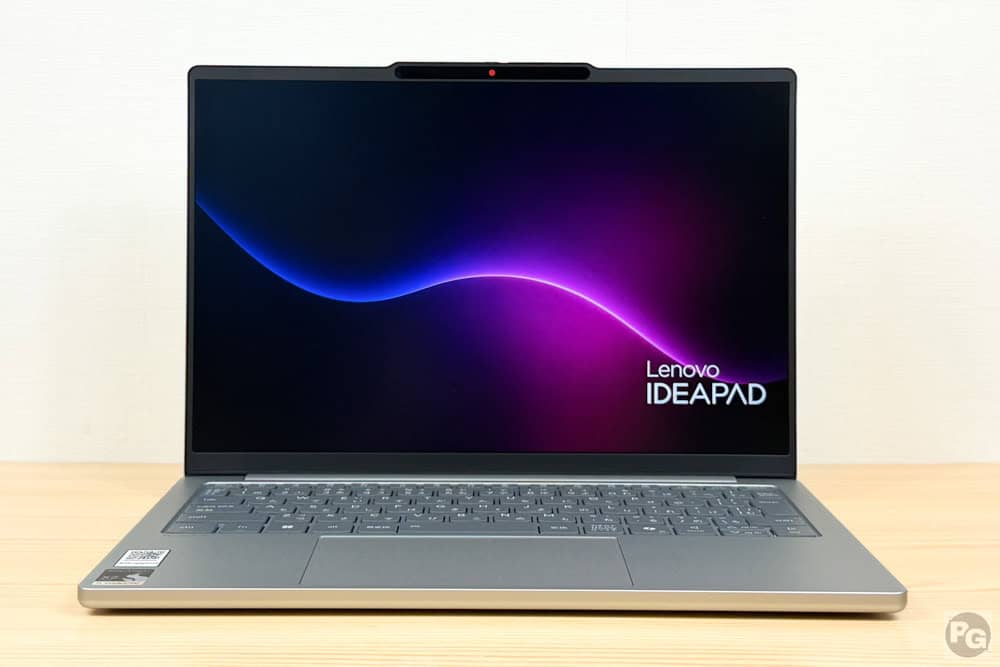 Lenovo IdeaPad Slim 5x Gen 11 (13.3型 Snapdragon) 正面から撮影。ディスプレイがしか～りと見える