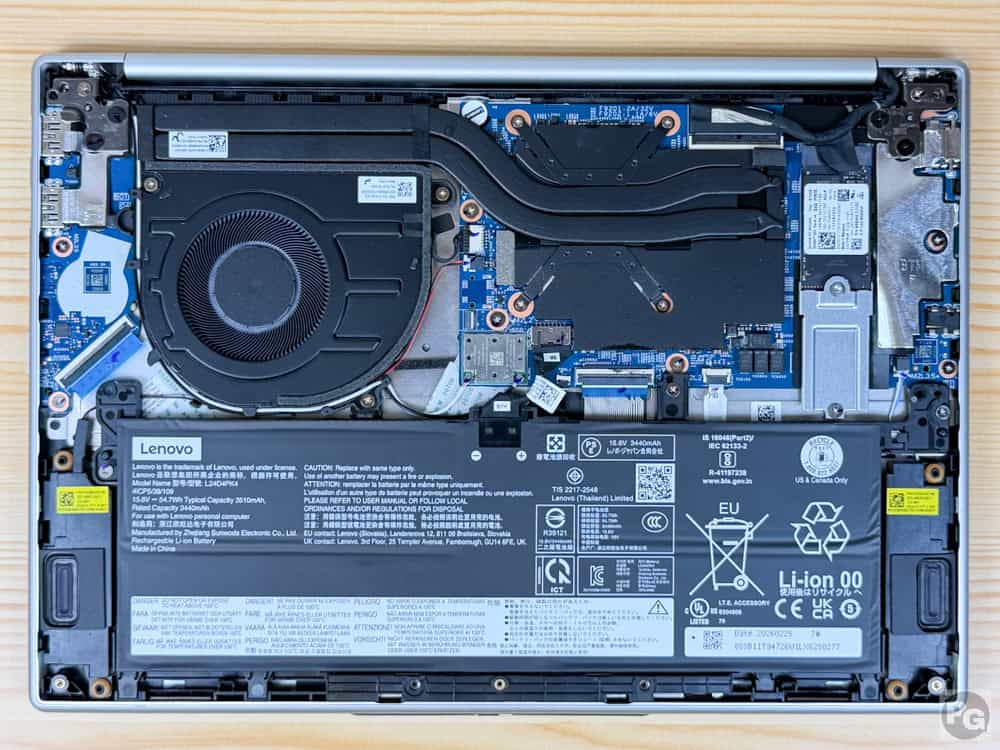 Lenovo IdeaPad Slim 5x Gen 11 (13.3型 Snapdragon)　筐体内部。ファン1つとヒートパイプが2本見える