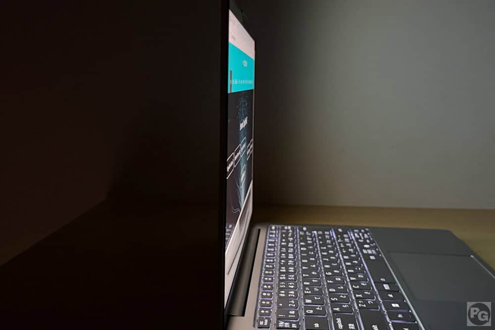Lenovo IdeaPad Slim 5x Gen 11 (13.3型 Snapdragon)視野角のチェック。真横からでもしっかりとディスプレイが見える