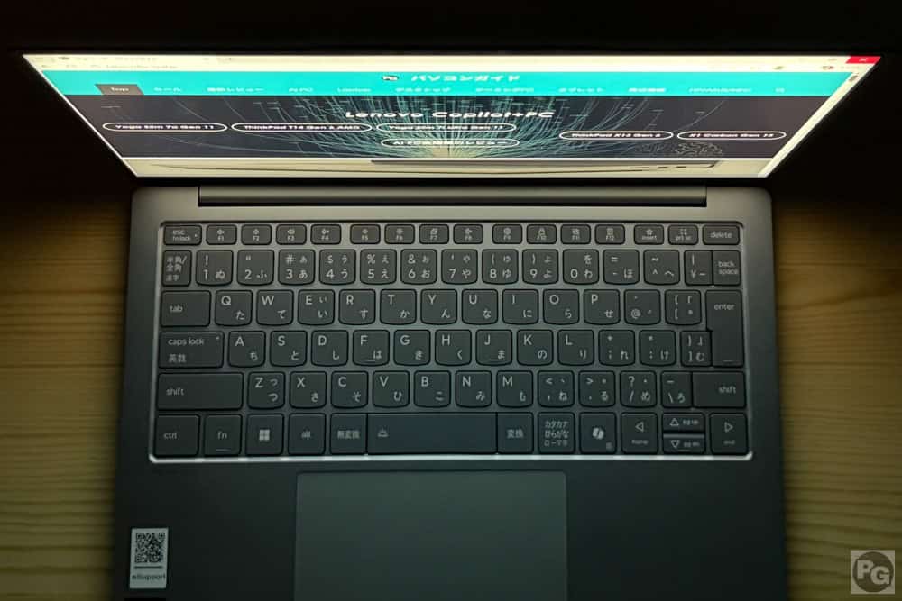 Lenovo IdeaPad Slim 5x Gen 11 (13.3型 Snapdragon)視野角のチェック。真上に近い位置からもしっかりと見える