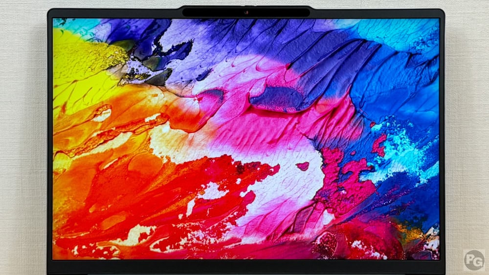 Lenovo IdeaPad Slim 5x Gen 11 (13.3型 Snapdragon)のディスプレイに鮮やかなg増を表示し、色域を比較。本機はsRGB 100％で色鮮やかな描写が可能