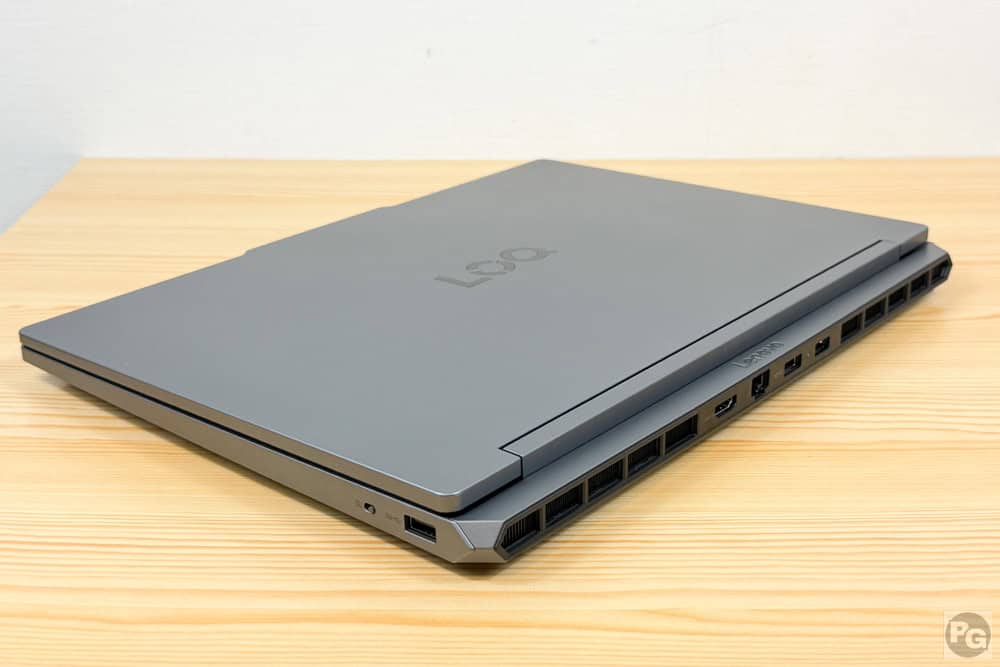 Lenovo LOQ 15IPH11 (15.3型 Intel)の筐体全体。幅344.9 × 奥行き254.83 × 厚さ20.9～23.25mm