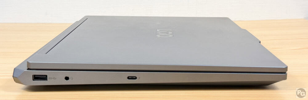 Lenovo LOQ 15IPH11 (15.3型 Intel)の左側面インターフェイス。USB 3.2 Gen 1、マイク/ヘッドフォンジャック。Thunderbolt 4