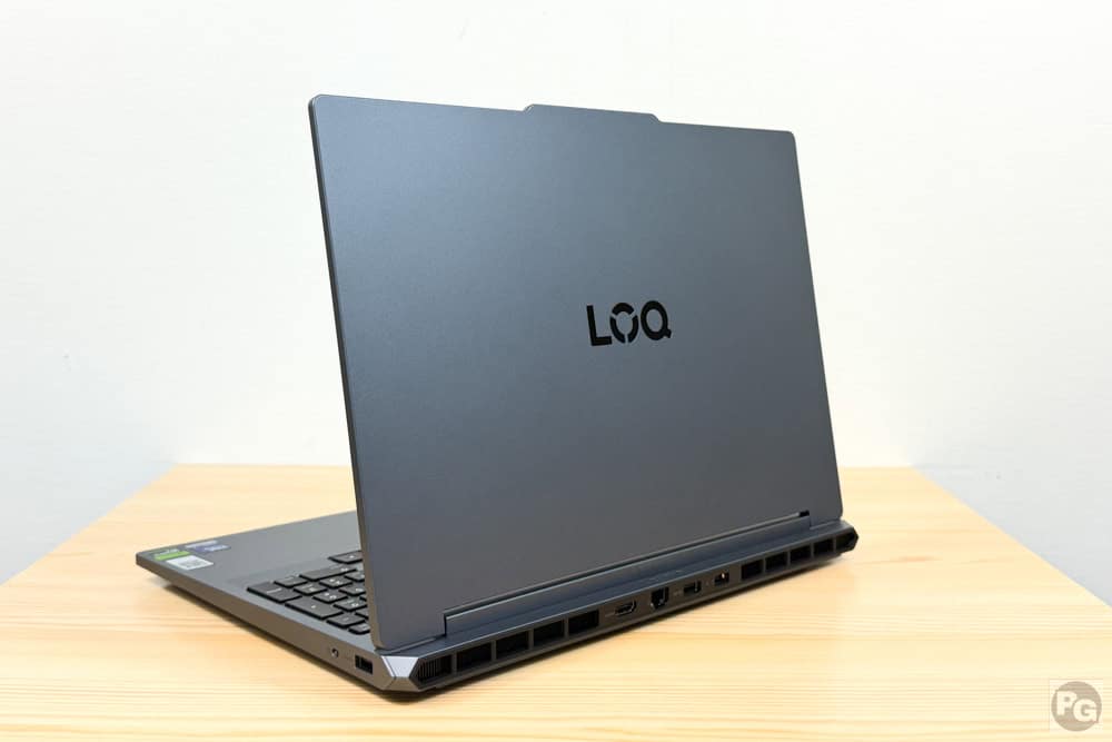 Lenovo LOQ 15IPH11 (15.3型 Intel)　背面。シンプルなロゴが見える