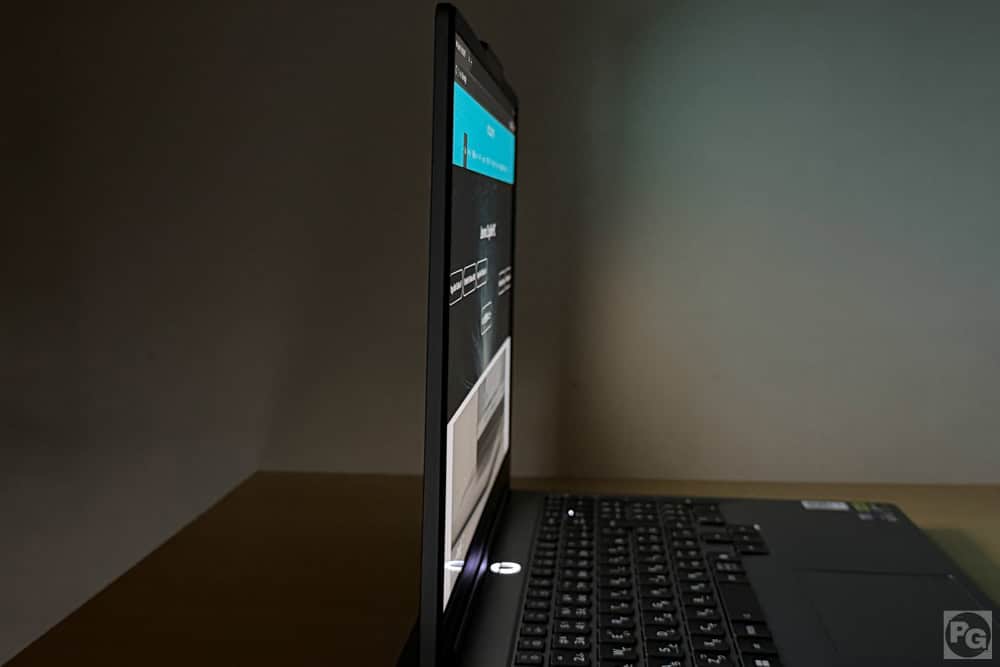 Lenovo LOQ 15IPH11 (15.3型 Intel)視野角のチェック。横から見てもしっかりと見える
