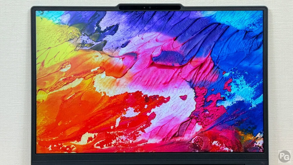 Lenovo LOQ 15IPH11 (15.3型 Intel)に鮮やかな写真を表示し、色域を比較。本機はsRGB 100％で鮮やかな描写が可能