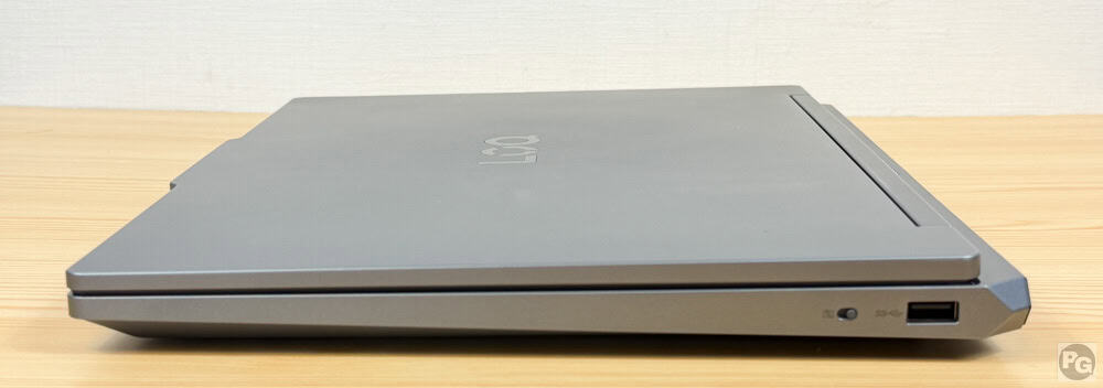 Lenovo LOQ 15IPH11 (15.3型 Intel)の右側面インターフェイス。USB 3.2 Gen 1、プライバシーシャッターのスイッチ