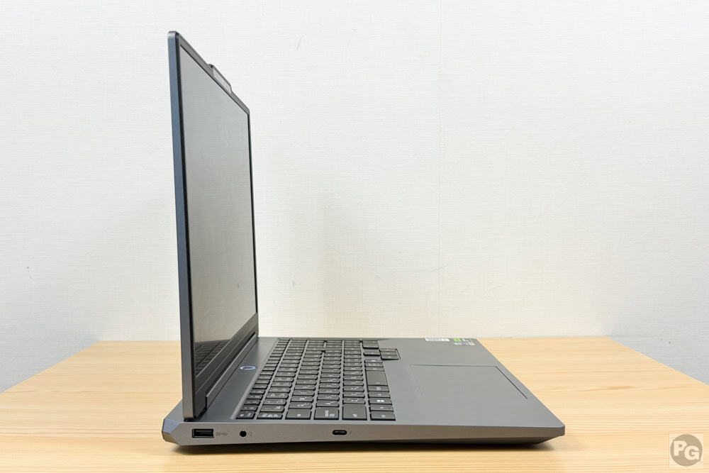 Lenovo LOQ 15IPH11 (15.3型 Intel)の左側面から撮影。USBポートやオーディオジャック、スリムな筐体デザインがわかり、ディスプレイが筐体に載っているので排気口を塞がない。