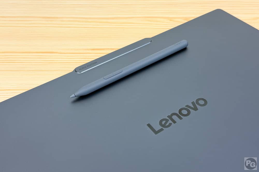 Lenovo Yoga Pro 7i Gen 11 Aura Edition(15.3型 Intel)　付属のペンを天板に装着