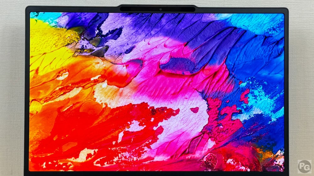 Lenovo Yoga Pro 7i Gen 11 Aura Edition(15.3型 Intel)に色鮮やかな画像を表示し、色域を比較。本機はAdobe RGB 100％で非常に色鮮やか