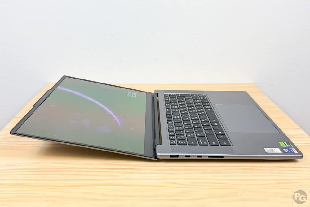 Lenovo Yoga Pro 7i Gen 11 Aura Edition(15.3型 Intel)　ディスプレイが開く最大角度175度