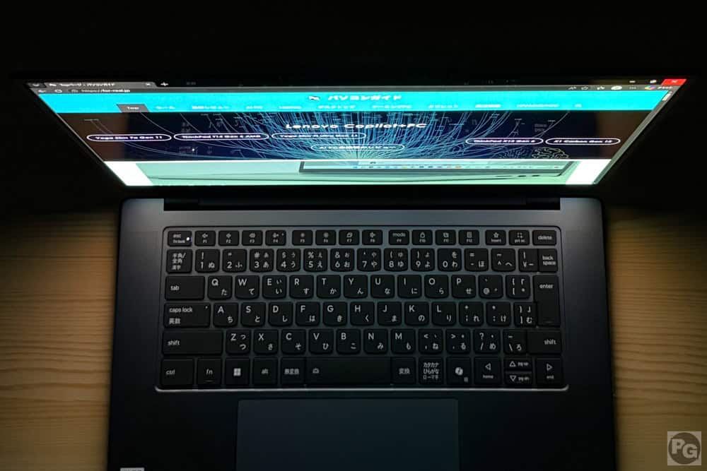 Lenovo Yoga Pro 7i Gen 11 Aura Edition(15.3型 Intel)に視野角チェック。上から見てもしっかりと見える