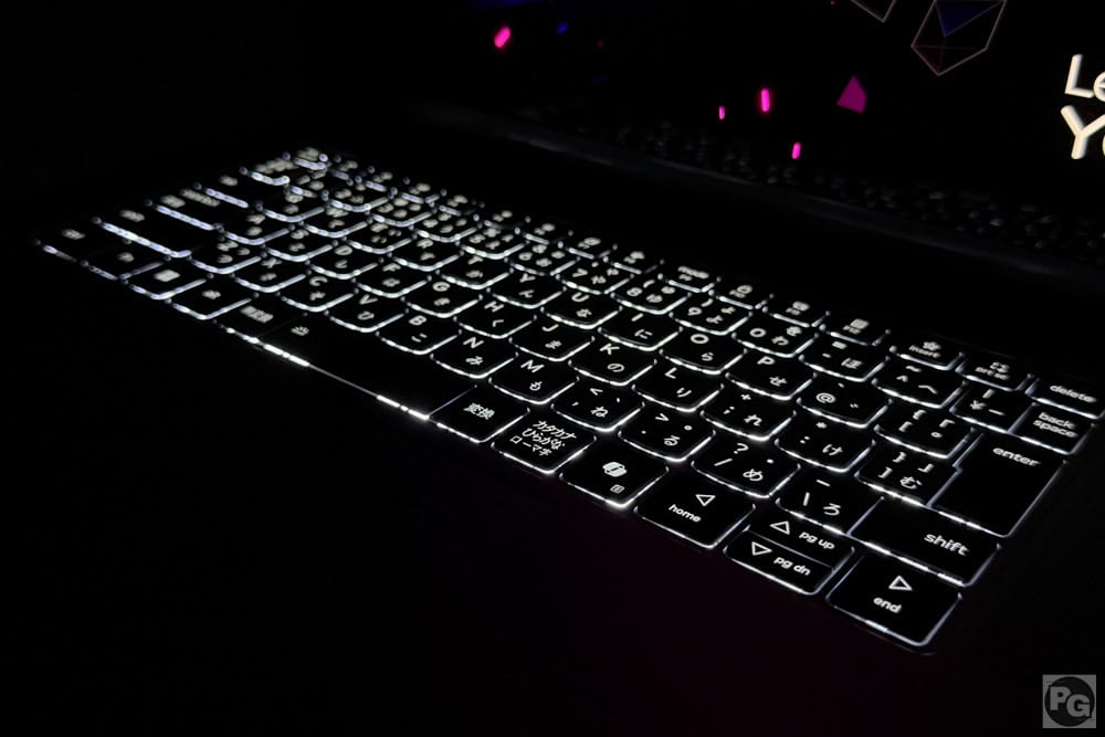 Lenovo Yoga Pro 7i Gen 11 Aura Edition(15.3型 Intel)のキーボードバックライトオンの状態。