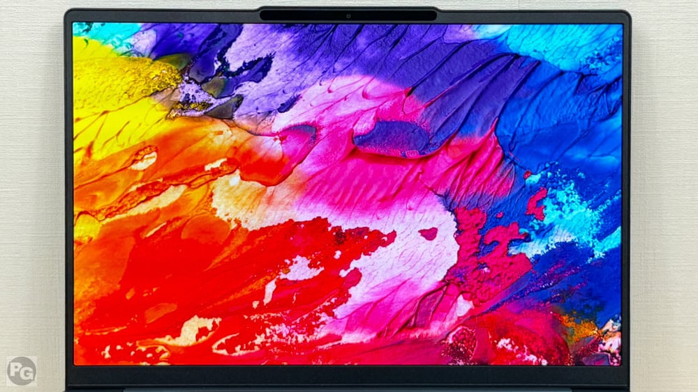 Lenovo Yoga Slim 7a Gen 11(14型 AMD)に色鮮やかな画像を表示し、色域をチェック。Adobe RGB 99％、Delta E