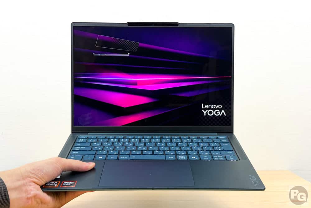 Lenovo Yoga Slim 7a Gen 11(14型 AMD)　1151gン筐体で軽々持てる様子
