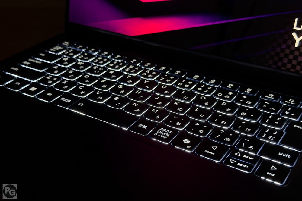Lenovo Yoga Slim 7a Gen 11(14型 AMD)のキーボードバックライトをONにして視認性をチェック。バックライトの綱領は十分で、明るく見やすい