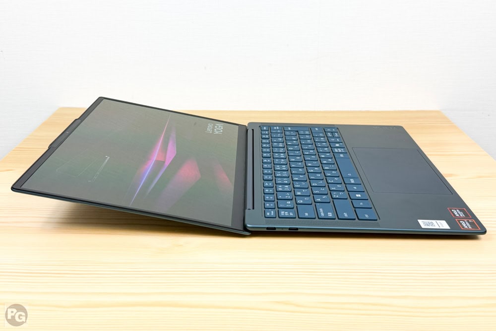 Lenovo Yoga Slim 7a Gen 11(14型 AMD)ディスプレイの開く最大角度約170度