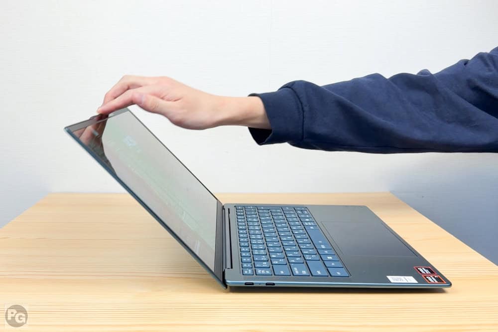 Lenovo Yoga Slim 7a Gen 11(14型 AMD)　ディスプレイを片手で開けている様子