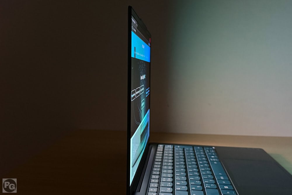Lenovo Yoga Slim 7a Gen 11(14型 AMD)真横から視野角の確認