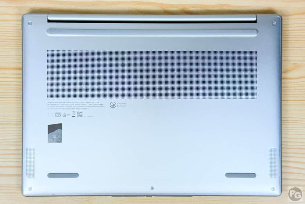 Lenovo IdeaPad Slim 5x Gen 11 (13.3型 Snapdragon) 底面カバー。幅広い通気口が見える
