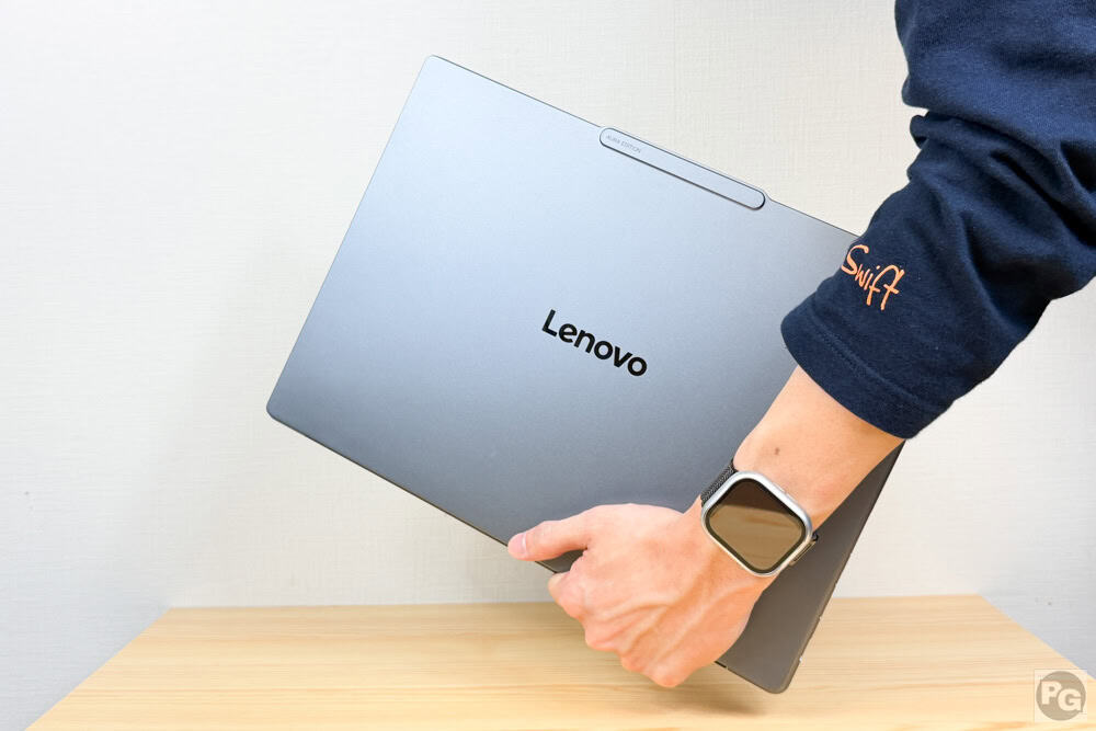 Lenovo Yoga Pro 7i Gen 11 Aura Edition(15.3型 Intel)を持ち運んでいる