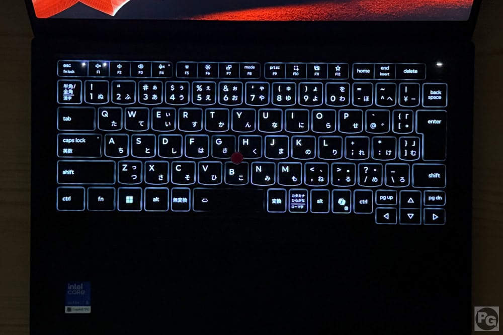 Lenovo ThinkPad X1 Carbon Gen 14 ​Aura EditionのキーボードバックライトをONにした状態。明るく視認性が高い