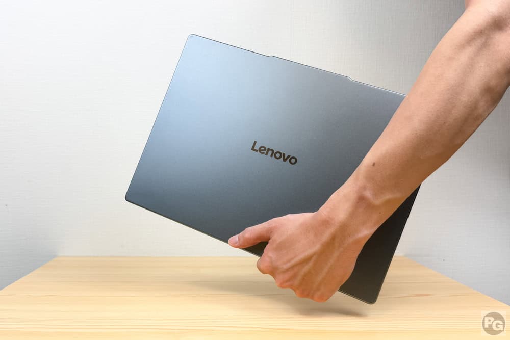 Lenovo IdeaPad Slim 5a Gen 11(14型 AMD)を持ち運んでいる。小型で取り回しが良い