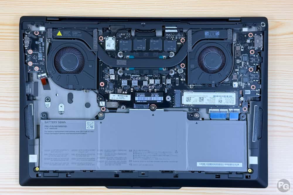 Lenovo ThinkPad X1 Carbon Gen 14 ​Aura Edition 筐体内部。中がスカスカなのがわかる