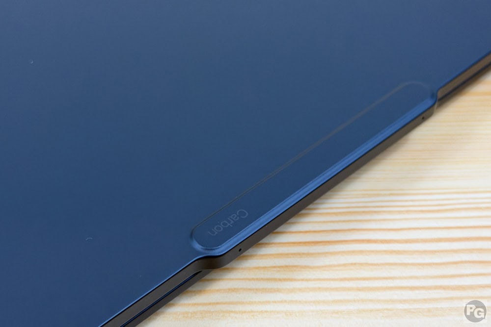 Lenovo ThinkPad X1 Carbon Gen 14 ​Aura Editionのコミュニケーションバー。指が引っ掛かりディスプレイが開けやすい