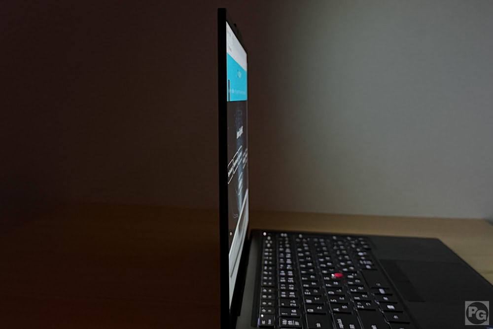 Lenovo ThinkPad X1 Carbon Gen 14 ​Aura Edition 視野角のチェック。真横から見てもしっかりと見える