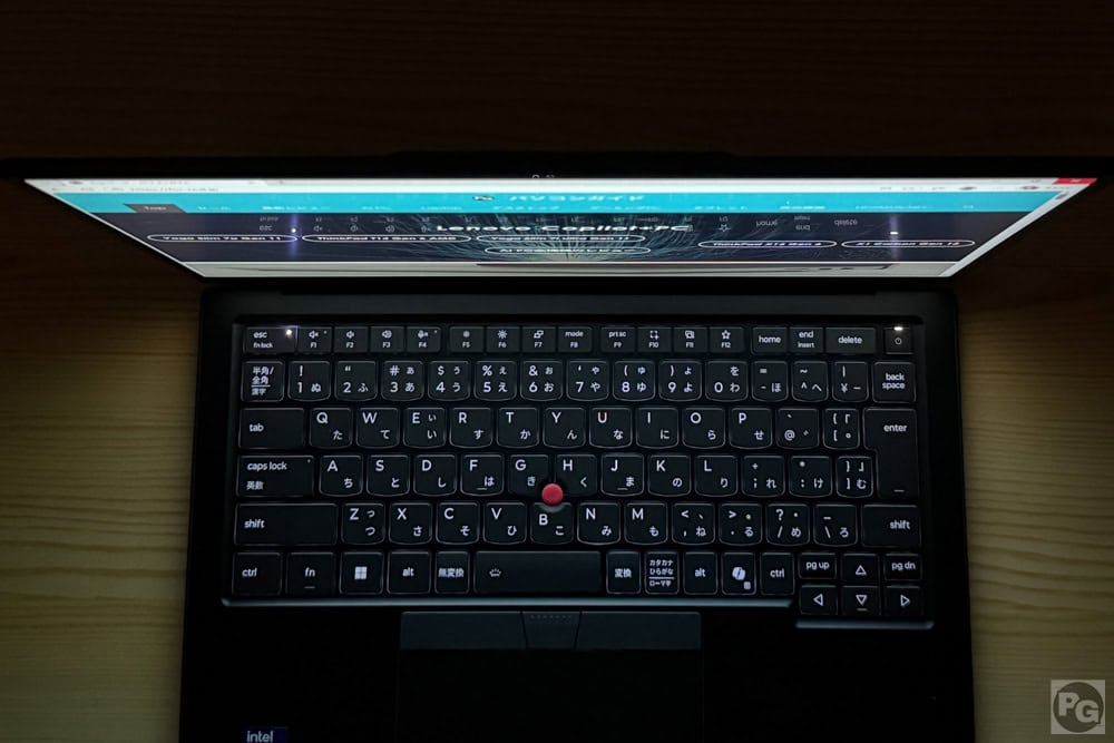 Lenovo ThinkPad X1 Carbon Gen 14 ​Aura Edition 視野角のチェック。真上から見てもしっかりと見える