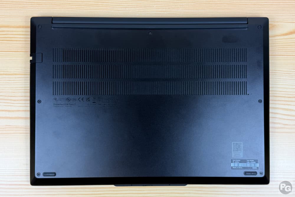 ThinkPad E14 Gen 7 ILL(14型 Intel)の底面カバー。手触りは良いが指紋が付きやすい